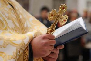 Dumnezeu nu bate cu parul, slujitorii lui (uneori) bat cu… palma! Preot ortodox din judeţul Alba condamnat la pedeapsa amenzii penale după ce a bătut un minor