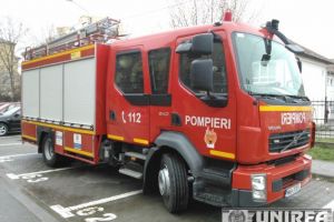 Intervenţie a pompierilor pentru deblocarea unei uşi în Alba Iulia, pe B-dul Revoluţiei, unde s-a găsit un bărbat decedat