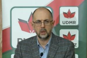 Preşedintele UDMR, Kelemen Hunor, prins când semna prezent în Parlament, deşi nu a fost la şedinţă - VIDEO