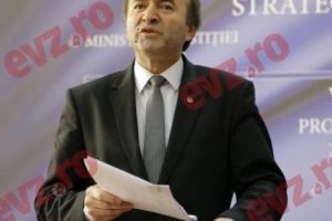 Comisia de la Veneţia îi este ostilă, liberalii îi vor capul. Tudorel Toader dă mesaje în rafală