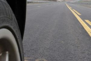 Poliţia recomandă echiparea autovehiculelor cu anvelope de iarnă şi în această perioadă
