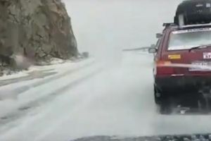Video| ATENȚIE ȘOFERI: După 3 nopţi consecutive de ninsoare S-A ÎNCHIS circulaţia rutieră pe TRANSALPINA, începând cu luni seara