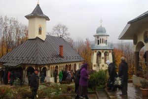 Lumina, şi Adevărul, şi Viaţa – Sfântă Liturghie Arhierească la slujba de sfinţire a Bisericii de la Schitul  «Poiana Pustnicului», Mănăstirea Lainici, Protopopiatul Târgu-Jiu Nord (I)