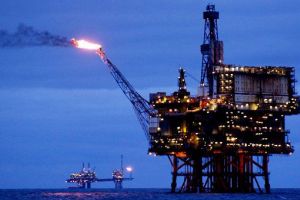 Bogăţiile Mării Negre sunt gata de a declanşa un nou „tsunami” la zece ani după ce unul dintre cele mai controversate dosare din istoria petrolului românesc isca furtuni