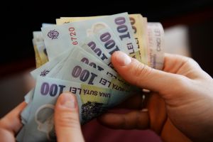 “Taxa de corupţie” – salarii de 2000 de lei şi profit în străinătate