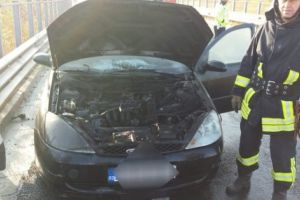 Autoturism în flăcări lângă METRO Piteşti