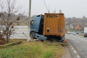 FOTO/ VIDEO: Accident rutier la ieşire din Aiud spre Alba Iulia – Un TIR a ieşit de pe carosabil şi a distrus gardul unei firme