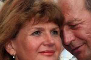 Ce job are soţia lui Traian Băsescu şi câţi bani aduce în casă! Multe femei şi-ar dori să fie în locul ei