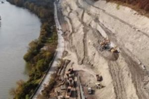 ”Dealul liliecilor” o ia la vale. Zona de pe autostradă s-a deplsat cu zeci de metri I VIDEO