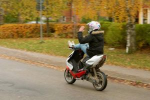 Localnic din Topliţa, prins cu un moped neîmatriculat şi fără permis prin oraş