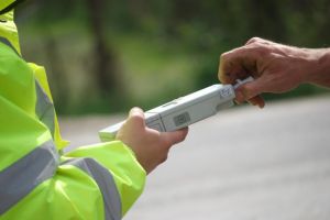 Prins beat şi fără permis, cu tractorul la plimbare prin Aiud, un bărbat de 49 de ani este cercetat de poliţişti