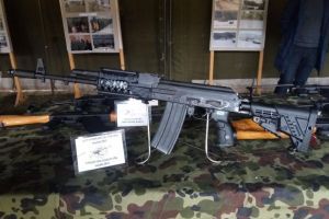 FOTO. Prototip de armă de asalt, asemenea AKM-ului dar mai uşor şi cu calibru mai mic, produs la Fabrica de Arme din Cugir