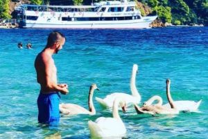 Skiathos, paradisul cu lebede, 69 de plaje şi apă de turcoaz. Tot mai mulţi români descoperă mica insulă din Marea Egee. Unii s-au mutat de-a dreptul aici