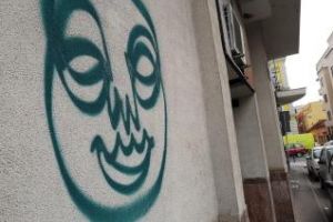 Tânăr amendat pentru că a făcut grafitti pe o clădire din Cluj. Boc vrea să mărească drastic sancţiunile