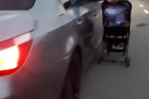 Părinte cocalar din România şi-a plimbat bebeluş pe lângă maşina aflată în mers
