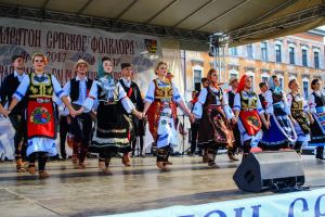 Eveniment mult aşteptat de comunitatea sârbă din Arad! Spectacol susţinut de artişti din Zrenjanin, la un colegiu arădean