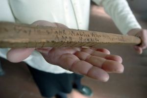 Doi bihoreni au ajuns la spital cu răni grave la cap şi coaste. Agresorul a primit arest la domiciliu