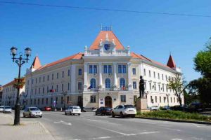 Salarii de bază de peste 13.000 de lei pentru directorii din instituţiile subordonate Consiliului Judeţean Alba
