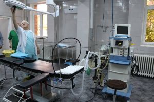 Lampa veche, de aproximativ 80 de ani, din sala de operaţie a Secţiei de Obstetrică-Ginecologie a fost schimbată cu una nouă, modernă