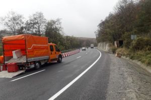 VIDEO Continua montarea de parapete pe axul drumului în judeţul Braşov