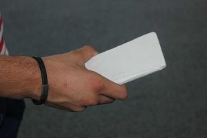 A ajuns la închisoare după ce a vândut o bucată de gresie unui albaiulian în loc de un telefon mobil iphone!