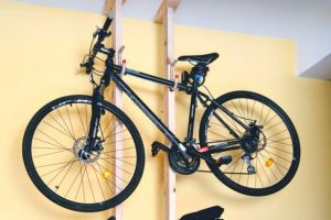 FOTO: Un informatician din Alba, pasionat de realizarea unor lucruri folositoare, a găsit soluţia cum să faci suport pentru biciclete fără să dai găuri în pereţi