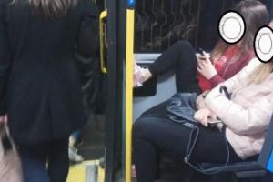 Floreşti: Vor autobuze noi, dar stau cu picioarele pe geam în autobuz - FOTO