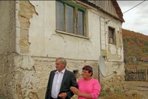 Misterul gemenelor despărţite la naştere. Părinţii cred că fiica lor declarată moartă trăieşte. O aşteaptă acasă!