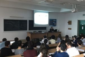 La Universitatea din Piteşti: A intrat în… priză concursul şcolar de programare a roboţilor
