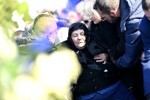 Mama lui Ilie Balaci a leşinat la înmormântarea fiului său