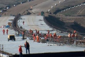 Unicul drum nou rentabil peste Carpaţii Orientali ar fi Braşov-Bacău