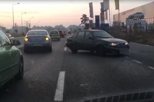Accident rutier la iesire din Ovidiu. Doua masini, implicate. Trafic ingreunat (video) 