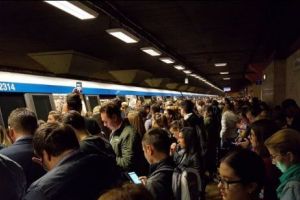 HAOS la METROU...CĂLĂTORII sunt BLOCAȚI în STAȚII de aproape o oră. METROREX TACE
