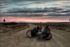 L-a părăsit iubita şi a decis să-şi ia lumea-n cap! Un român s-a urcat pe bicicletă şi nu s-a mai oprit din pedalat. După aproape patru ani, a apărut un anunţ şocant...