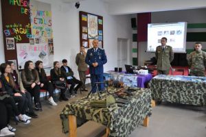FOTO. Ziua Armatei în Școli 2018: Elevii din Câmpeni au aflat mai multe de oferta educaţională a MApN