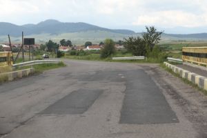 Marcajul longitudinal de pe drumul judeţean între Sâncrăieni şi Tuşnad va fi revopsit