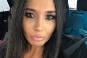 EXCLUSIV. Elena Băsescu, situaţie tragi-comică la deschiderea pizzeriei iubitului ei. „Muritorii” au zărit-o într-o ipostază hilară