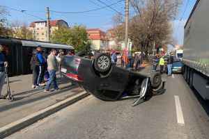 Copil de doi ani la spital si o masina rasturnata, in urma unui accident, la Timisoara