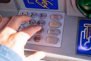 Au încercat, fără succes, să spargă un bancomat