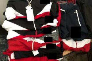 Atenţie de unde luaţi haine! Poliţiştii clujeni au confiscat sute de articole vestimentare contrafăcute FOTO
