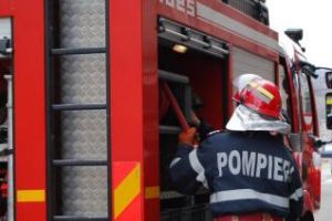 Incendiu la o o locuinţă din Cluj-Napoca. Trei persoane au ajuns la spital