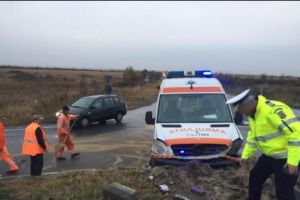 Medicul şi pacientul care dintr-o ambulanţă au fost răniţi într-un accident