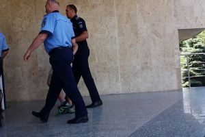 Pentru că a făcut scandal, a ameninţat şi a agresat mai multe persoane,  un bărbat de 41 de ani, din Cugir, a fost reţinut de poliţişti