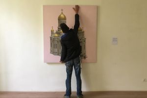Lucrarea cenzurata care ironizeaza Biserica a revenit in expozitia Mad(e) in Romania