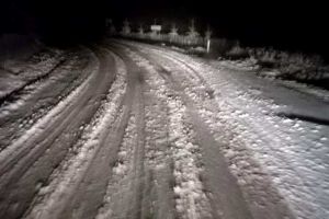 Zăpadă a acoperit un drum din Harghita, iar 160 de familii au rămas fără curent electric
