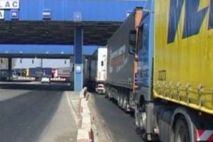 Cozi de TIR-uri la ieşirea din ţară de la Nădlac II. Se aşteaptă ore în şir