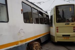 ACCIDENT ȘOCANT în Bucureşti. Două TRAMVAIE s-au CIOCNIT. Trafic BLOCAT