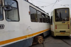 Coliziune intre doua tramvaie in Capitala! Descarcerarea la fata locului (galerie foto + video) 