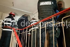 Deblocare de usa pe aleea Capidava din Constanta. O femeie imobilizata, preluata de ambulanta