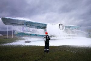 Exerciţiu: Avion de mici dimensiuni, în flăcări. Cât de bine s-au descurcat pompierii (FOTO)